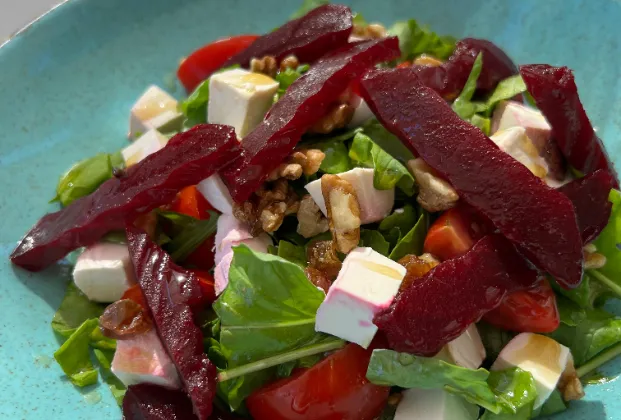 Cheese and arugula salad
