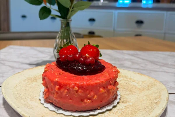 Mono Strawberry Cake