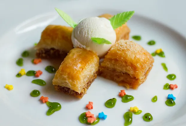 Walnut baklava with ice cream