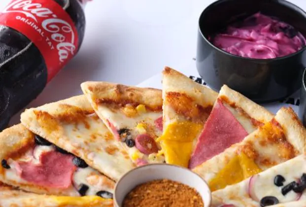 Pizzaland Menu + Cola (for 3 people)