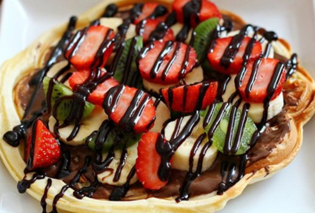 Waffle with seasonal fruits