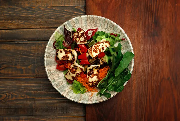 Grilled halloumi cheese salad