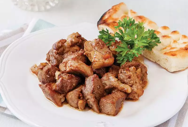 Lamb kavurma with fried potatoes, tomato and pepper