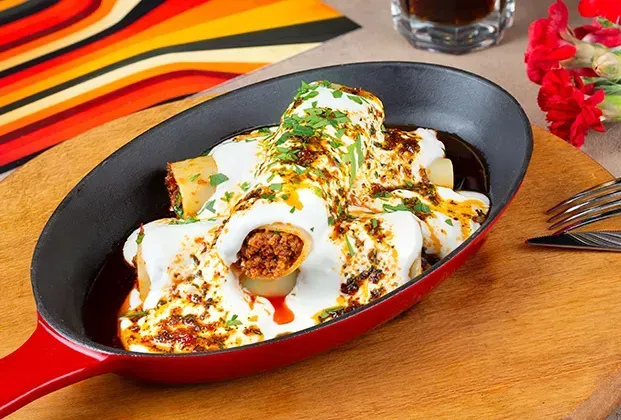 Minced beef and yogurt casserole kanoli (manti-style)