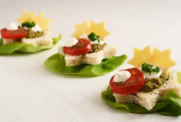 Tomato and lettuce canapés (4 pieces)