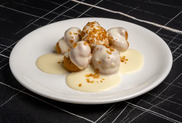 Profiterole (White or Dark Chocolate)