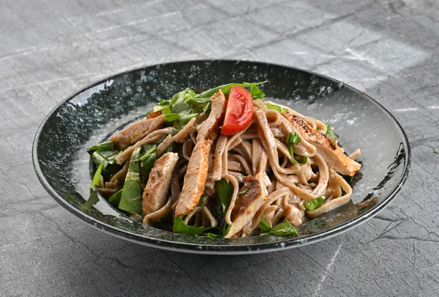 Grilled chicken whole-wheat tagliatelle