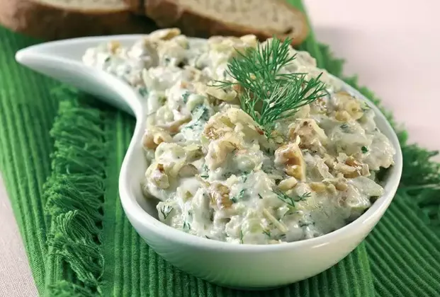 Zucchini with walnuts