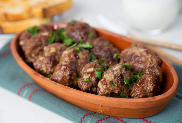 Kiremitte Köfte (Grilled Meatballs in a Clay Tile)