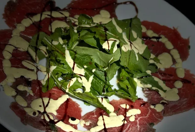 Carpaccio with arugula and Parmesan