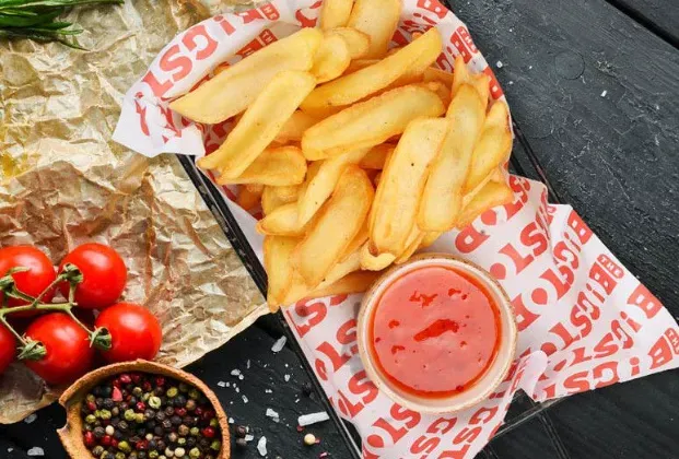 Spoon-cut fries with sauce