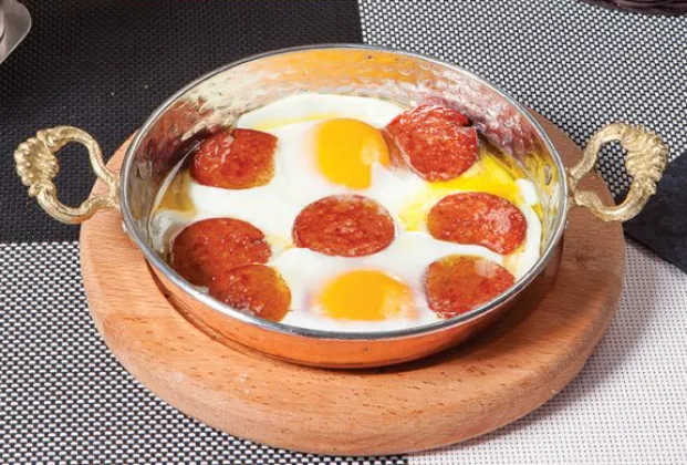 Sahanda sucuklu yumurta