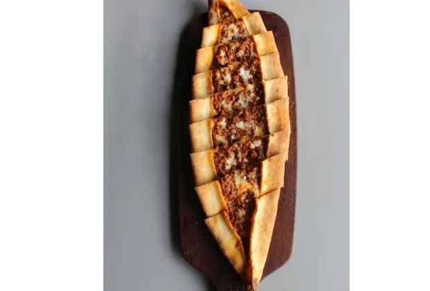 Minced Meat Kaşarlı Pide