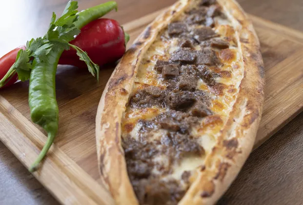 Kavurmalı Kaşarlı Pide
