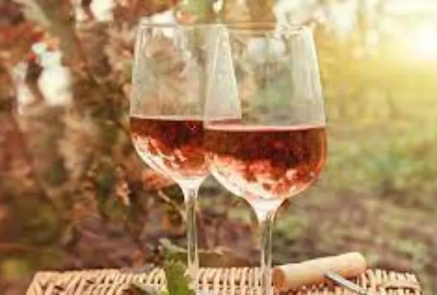 Rosé wine (glass)