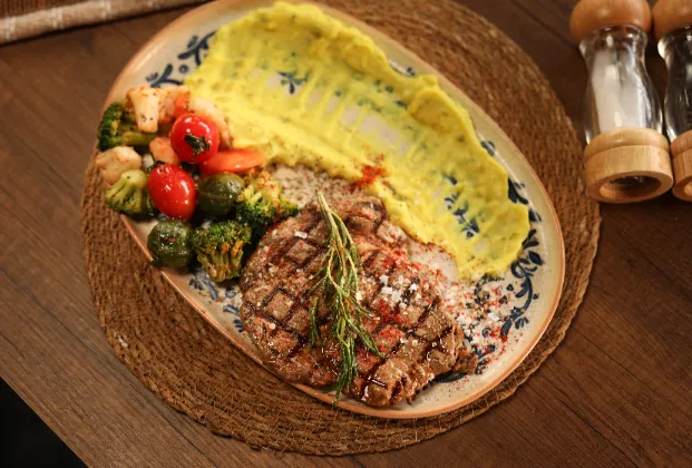 Grilled beef entrecôte with mashed potatoes and mixed vegetables