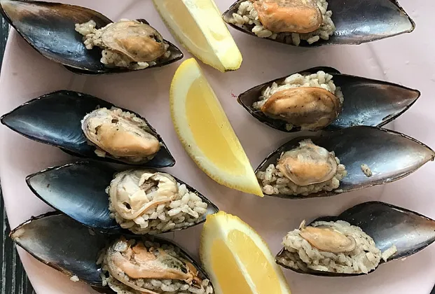 Stuffed mussels (Midye Dolma)