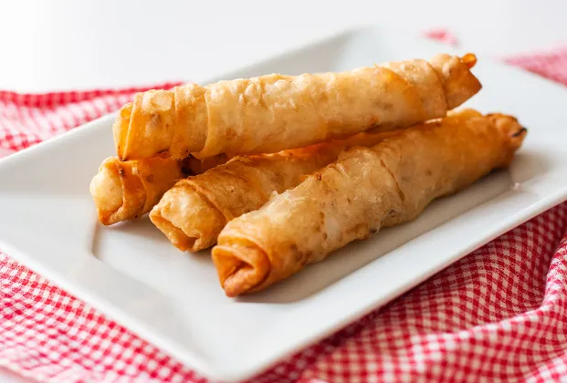 Sigara böreği (Turkish cheese rolls)