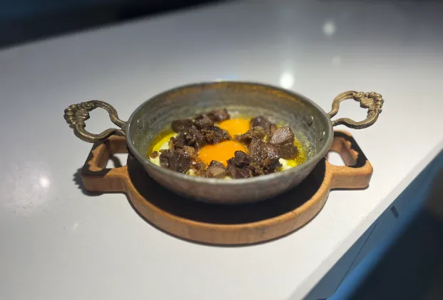 Fried eggs with kavurma