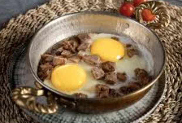 Pan-fried eggs with kavurma