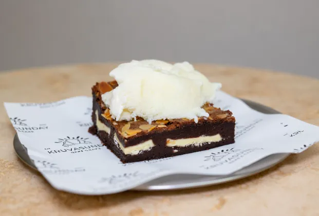White chocolate brownie with vanilla ice cream