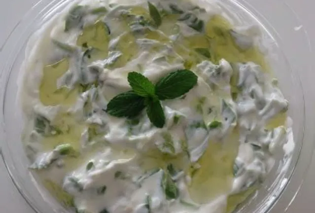 Yogurt with purslane