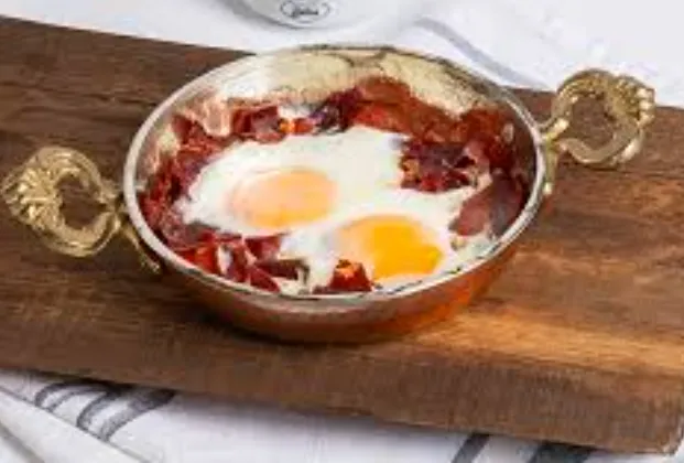 Pan-fried eggs with pastırma