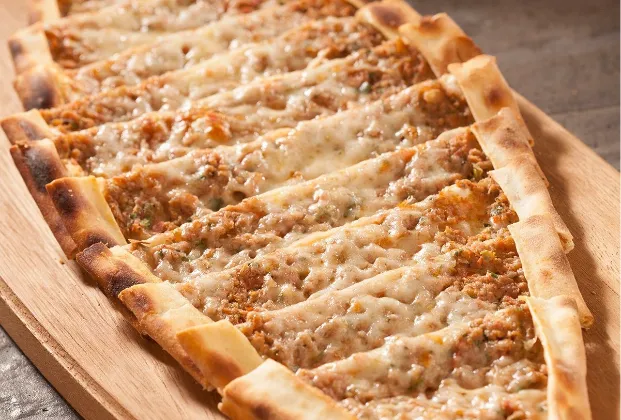Minced meat and kaşar cheese pide