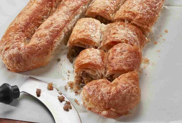 Çengelköy minced meat kol böreği