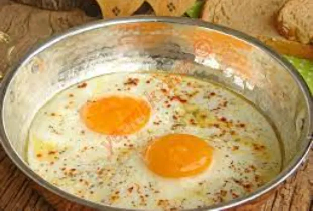 Sahanda yumurta (Turkish-style fried eggs)