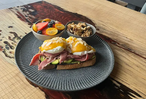 Fried eggs with hollandaise sauce