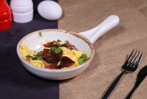 Eggs with pastırma
