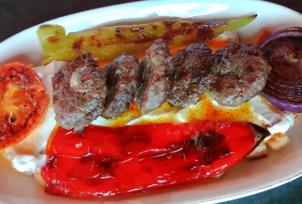 Grilled köfte with yogurt