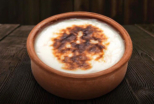 Turkish rice pudding (sütlaç)
