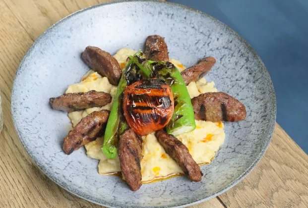 Grilled meatballs with béğendi