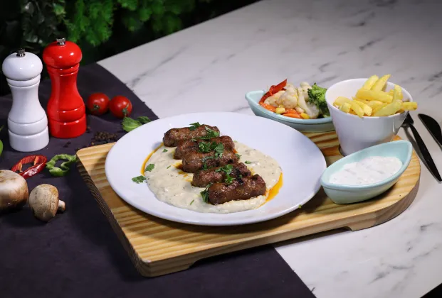 Meatballs with beğendi