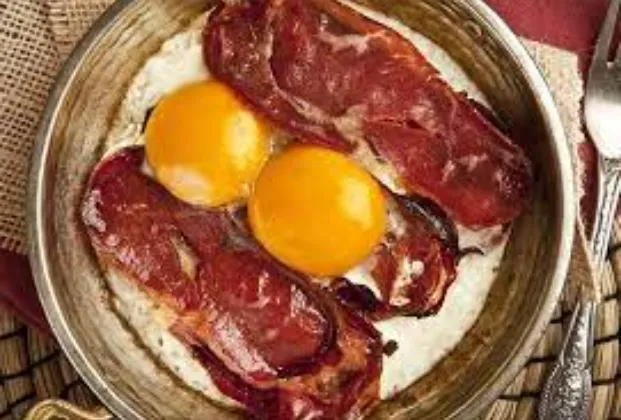 Eggs with pastırma