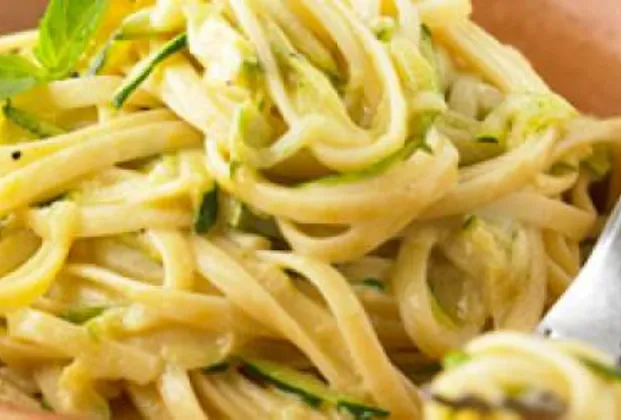 Linguine with cream, pesto sauce and Parmesan