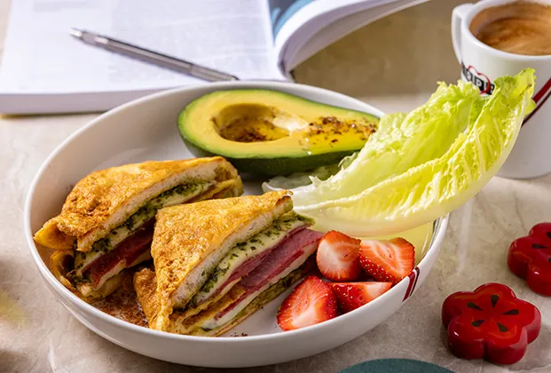 Pesto, beef ham and mozzarella Pan Egg Toast