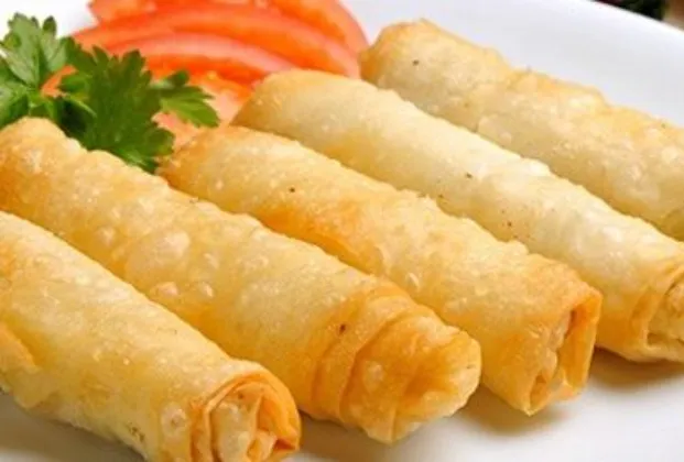 Sigara böreği (Turkish cheese rolls)