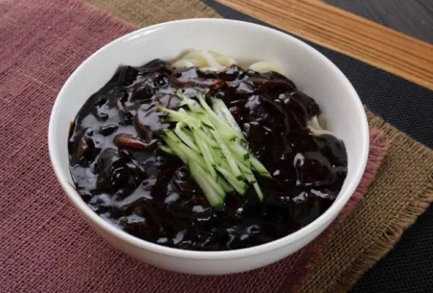 Jajangmyeon with chicken