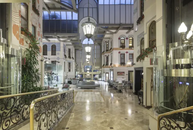 Crowne Hotel A La Carte