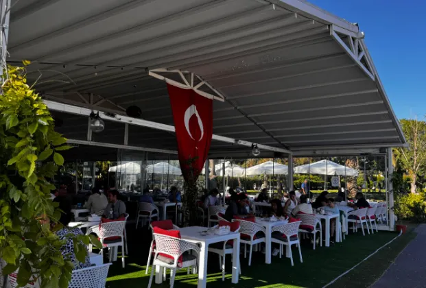 Kırmızı Koltuk Çay Bahçesi